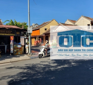 Tài sản kê biên thi hành án là Toàn bộ ngôi nhà gắn liền với diện tích đất 243m2 tại thửa đất số 49, tờ bản đồ số 5, tại số 93 Phan Chu Trinh, phường Minh An, thành phố Hội An, tỉnh Quảng Nam