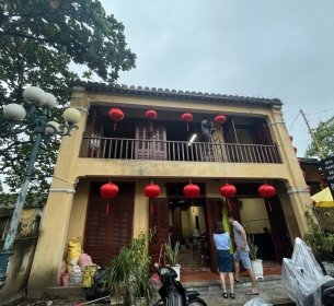 Quyền sử dụng đất và nhà ở gắn liền tại thửa đất số 5, tờ bản đồ số 34, diện tích 189,5 m2 đất ở; diện tích xây dựng nhà ở: 140,96 m2; diện tích sàn: 240,07 m2 có địa chỉ tại Khối Hoài Phô, Phường Cẩm Phô, Thành phố Hội An, Tỉnh Quảng Nam