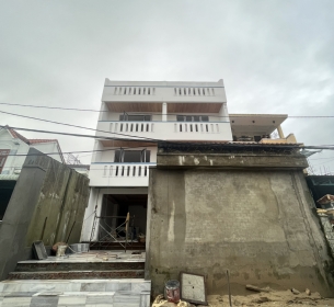 Quyền sử dụng đất và tài sản gắn liền với đất tại thửa đất số 243, tờ bản đồ số 81, diện tích 226,6 m2 đất ở; diện tích xây dựng nhà ở: 139,1 m2; diện tích sàn: 433,4 m2 có địa chỉ tại khối Hậu Xá, phường Thanh Hà, thành phố Hội An, tỉnh Quảng Nam