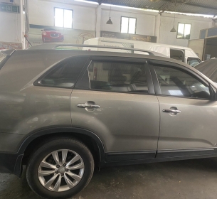 Thanh lý 01 (một) xe ô tô cũ 7 chỗ, 2 cầu, máy xăng, nhãn hiệu KIA Sorento, biển số 92A-002.33, được đưa vào sử dụng ngày 28/12/2012, số khung: RNYXM51D6CC028582, số máy: G4KEBH700443 