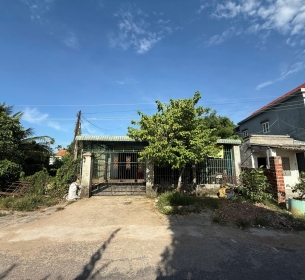 QSDĐ có diện tích 908,8m2 (Đất ở nông thôn: 300,0m2; Đất TCLN: 608,0m2) (diện tích giảm 17,8 m2 so với GCN đã cấp) và TS gắn liền với đất thuộc thửa đất số 98, tờ bản đồ số 50 tại địa chỉ: Thôn Tú Ngọc B, xã Thăng Điền, tp Đà Nẵng Lần 2